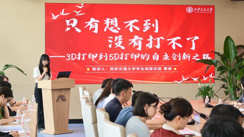 一群人坐在桌子前AI 生成的内容可能不正确。