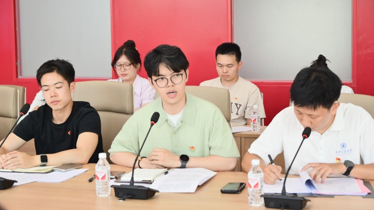 几个人在桌子边AI 生成的内容可能不正确。