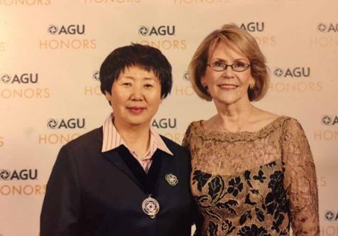 AGU主席Margaret教授与周卫健院士在2016AGU授奖仪式上合影(20161214).jpg